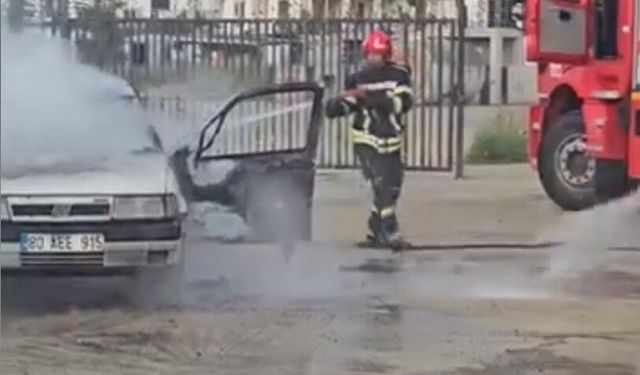 Osmaniye'de park halindeki otomobil alev alev yandı