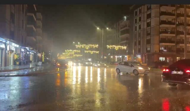 Osmaniye'de şiddetli yağmur ulaşımı vurdu