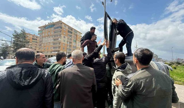 Otomobilin kaldırıma çarpıp yan yatması araç kamerasına yansıdı