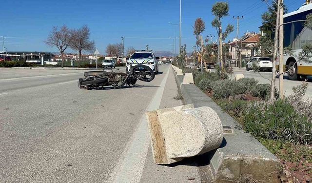 Otomobille çarpışan motosiklet karşı şeride sürüklendi: 1 yaralı