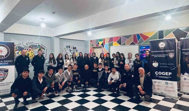 Polisten 50 öğrenciye kurs malzemesi yardımı