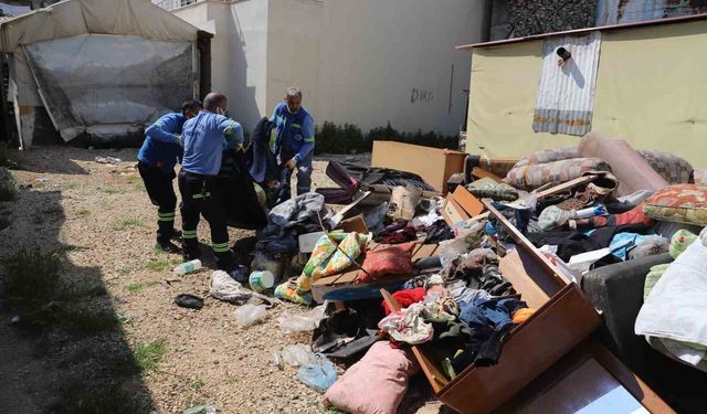 Sahiplerinin yaşamını yitirdiği evden bir kamyon çöp çıktı