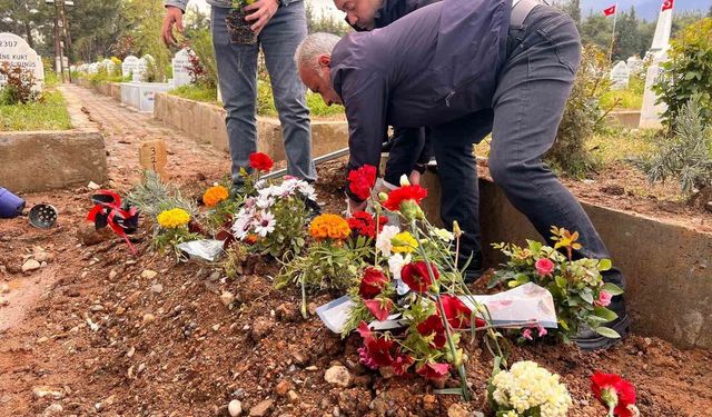 Saldırıda hayatını kaybeden Kerem'in mezarına çiçekler dikildi