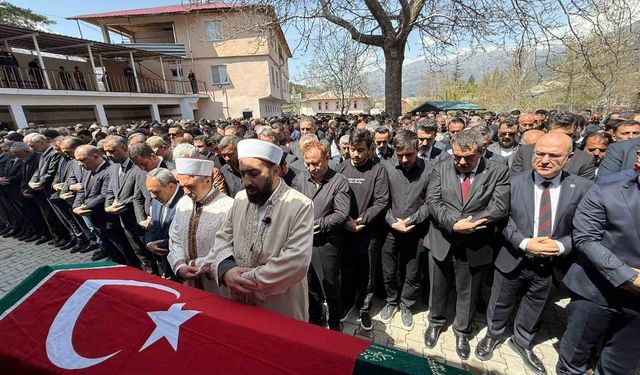 Saldırıda öğrencilerine siper olan öğretmen, gözyaşlarıyla son yolculuğuna uğurlandı