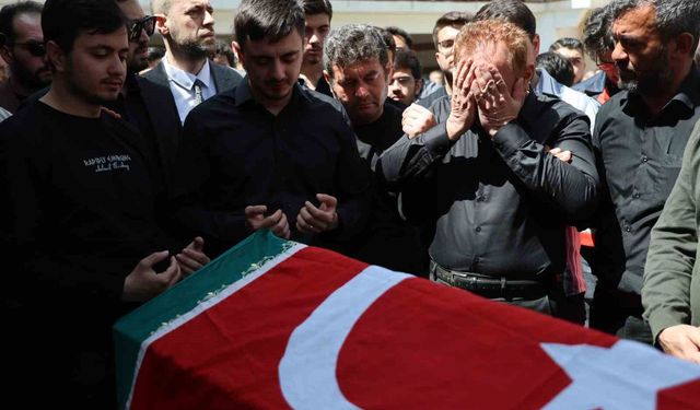 Saldırıda ölen öğretmenin eşi ve çocukları tabut başında gözyaşı döktü