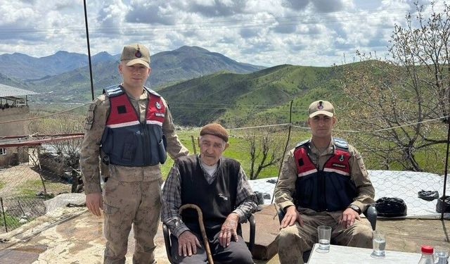 Sason'da jandarma köy okullarını gezdi, yaşlılarla buluştu