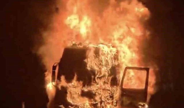 Seyir halindeki tır alev alev yandı