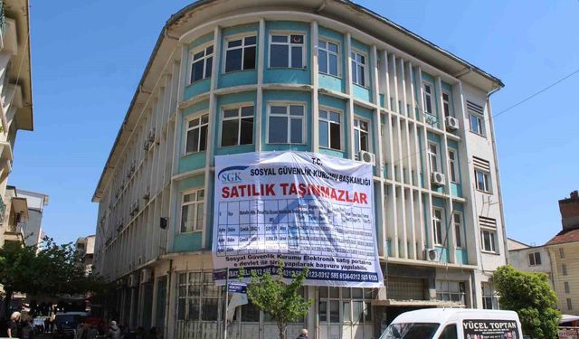 SGK'nın şehir merkezindeki tescilli binası ilan panosuna döndü