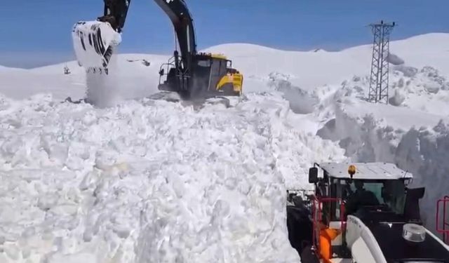 Şırnak'ta nisan ayında kar esareti sürüyor