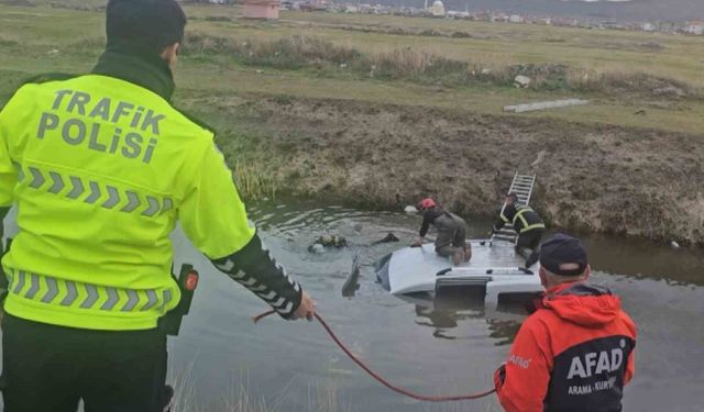 Su dolu kanala gömülmüş araç ekipleri alarma geçirdi