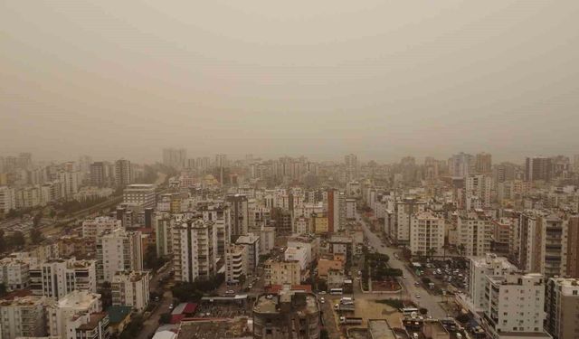 Toz çevreyi kapladı: Görüş mesafesi düştü, hava kızıla döndü