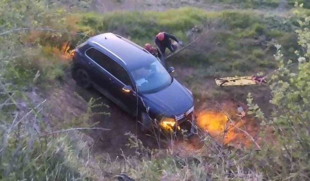 Yoldan çıkan otomobilin sürücüsü, tarlaya uçtu