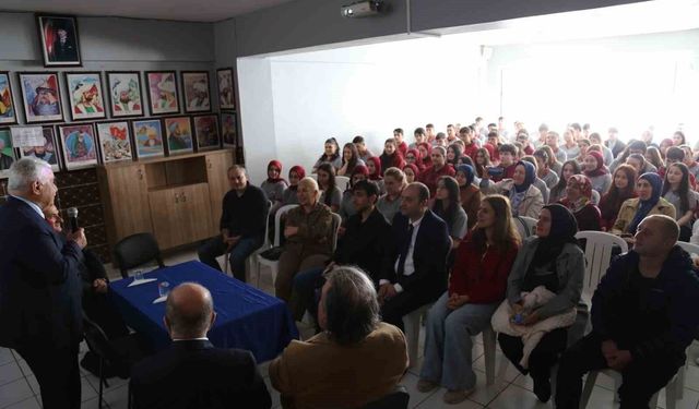 37 yıl sonra açtığı okulda öğrencilerle buluştu