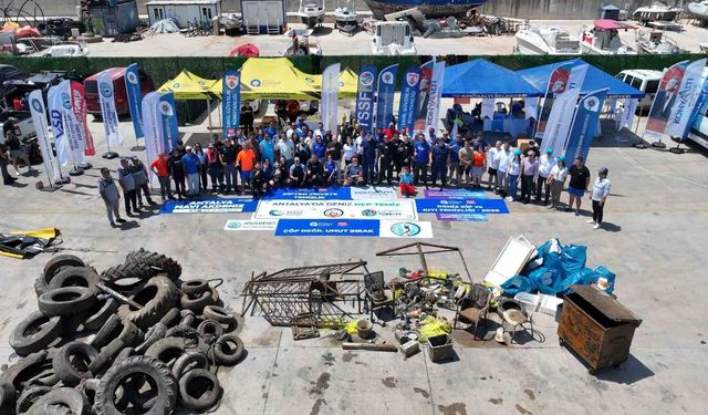 38 dalgıcın katıldığı etkinlikte denizden araç lastiği, çöp konteynırı, akü, demir parçaları çıktı