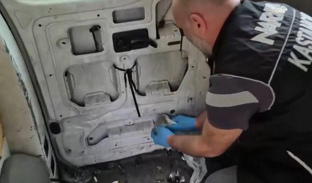 Araç kapısına zulanan uyuşturucu polisin dikkatinden kaçmadı: 3 gözaltı