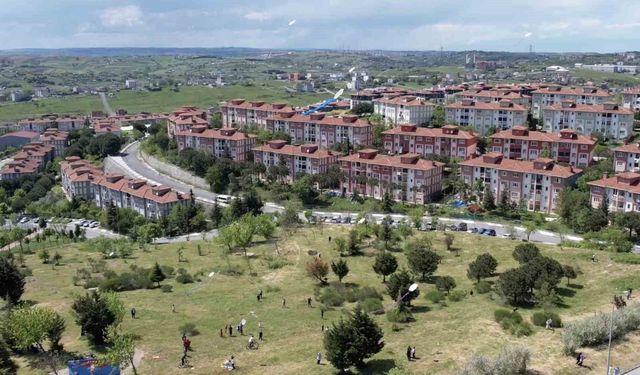 Arnavutköy'de geleneksel uçurtma şenliği renkli görüntülere sahne oldu