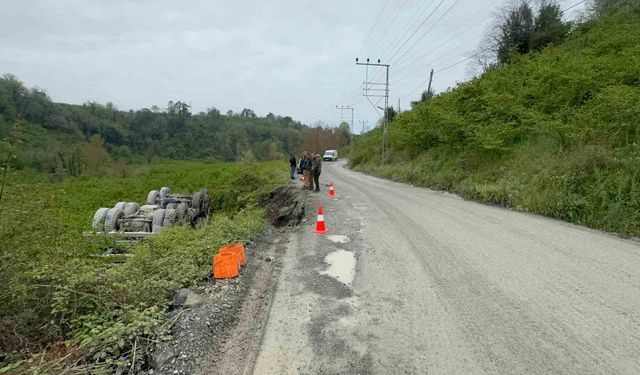Askeri limana taş götüren kamyon devrildi, sürücü yara almadan kurtuldu