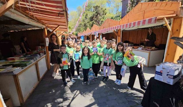 Bahçelievler İlköğretim Okulu öğrencileri kitap fuarında