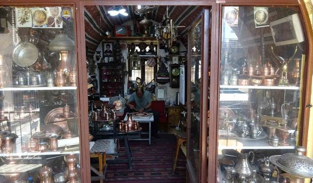 Bakır su takımı 350 bin çekiç darbesiyle hazırlanıyor