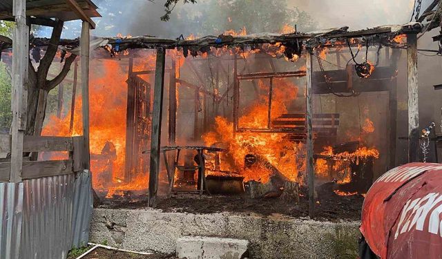 Erdemli'de Baraka ev yangında küle döndü