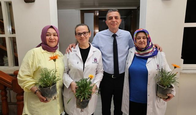Başkan Şimşek çalışan anneleri çiçekle sevindirdi