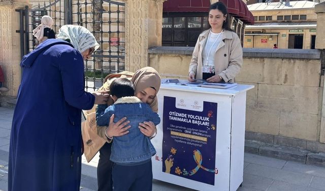 Bayburt'ta otizm farkındalığı için vatandaşlar bilgilendirildi