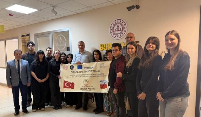 Burhaniye'de Polonya'dan dönen öğrenciler Milli Eğitim Müdürünü ziyaret etti