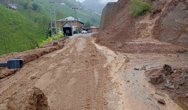 Büyükşehir, heyelanın kapattığı yolları yeniden ulaşıma açtı