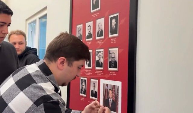 CHP Bolu Gençlik Kolları üyeleri Kılıçdaroğlu'nun fotoğrafının üstüne Özgür Özel'in fotoğrafını yapıştırdı