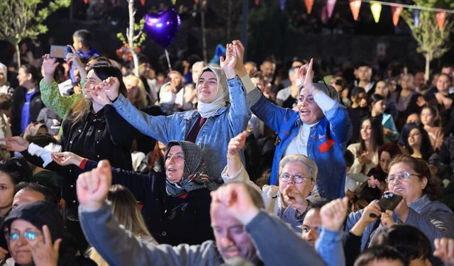 Çiçek Festivali'nin son gününde düzenlenen konserde vatandaşlar doyasıya eğlendi
