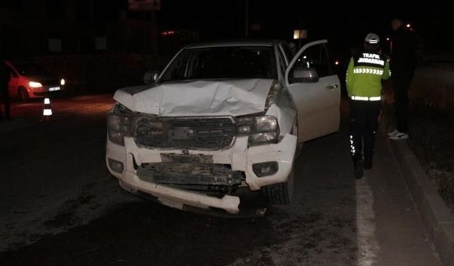 Cizre'de kamyonet otomobile arkadan çarptı: 2 yaralı