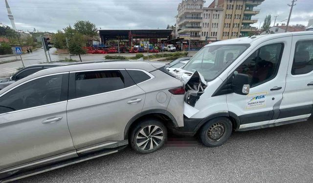 Çorum'da 3 araç çarpıştı: 2 yaralı