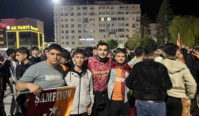 Çorum'da Galatasaray taraftarlar sokakları bayram yerine çevirdi