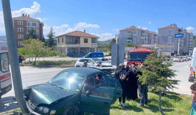 Çorum'da otomobil ile cip çarpıştı: 2 yaralı