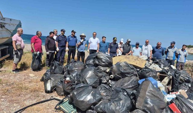 Datça Karya Yolu'nda 3,5 ton atık toplandı