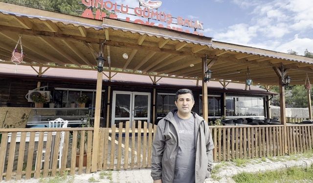 Deniz kenarında ayının balık keyfi, cep telefonu kamerasına yansıdı