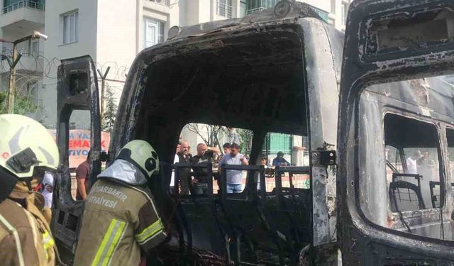 Diyarbakır'da park halindeki minibüs küle döndü