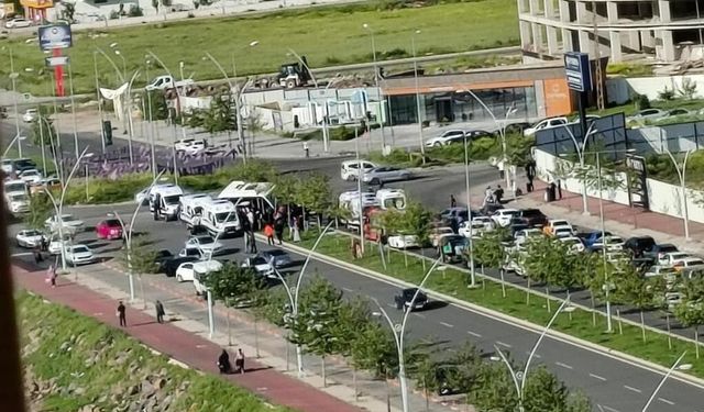Diyarbakır'da şehir içi minibüs ile otomobil çarpıştı: 5 yaralı
