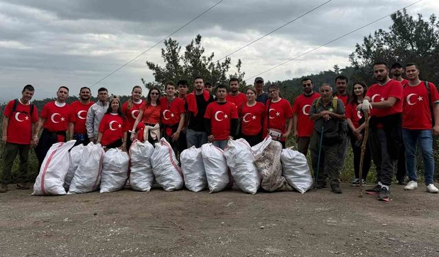 Doğa için yürüyen gençler 40 çuval çöp topladı
