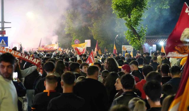 Edirne'de Galatasaraylı taraftarlardan meşaleli şampiyonluk kutlaması