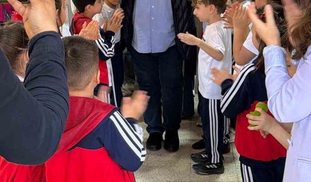 Emekliye ayrılan 43 yıllık öğretmen gözyaşlarıyla veda etti