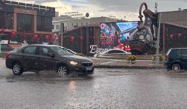 Erzincan'da sağanak nedeniyle cadde ve sokaklar su altında kaldı
