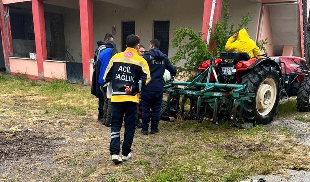 Eski mahalle muhtarı traktörün altında ölü bulundu