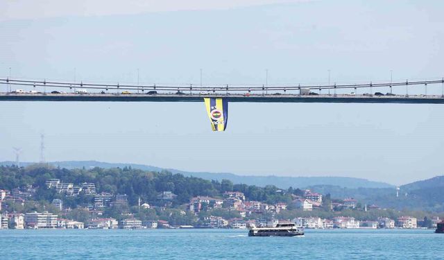 Euroleague şampiyonu olan Fenerbahçe'nin bayrakları köprülere asıldı