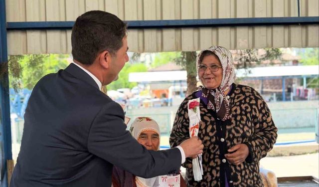 Feke'de kadın pazarcılara Anneler Günü hediyesi başkandan