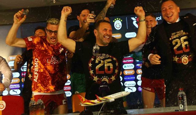 Galatasaraylı futbolculardan, basın toplantısında sulu kutlama