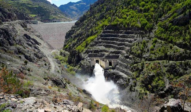 Gümüşhane'de barajlar doldu, tonlarca su tahliye edilmeye başlandı