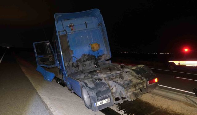 Karaman'da bariyerlere çarpan tır refüje düştü: 1 yaralı