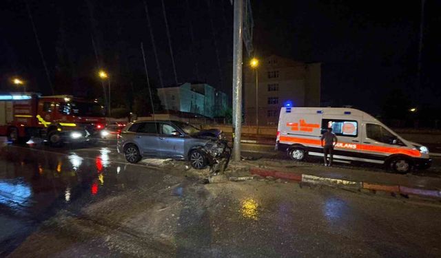 Karaman'da cip trafik levhasına çarptı: 1 yaralı
