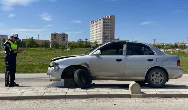 Karaman'da otomobil refüje çıktı: 1 yaralı